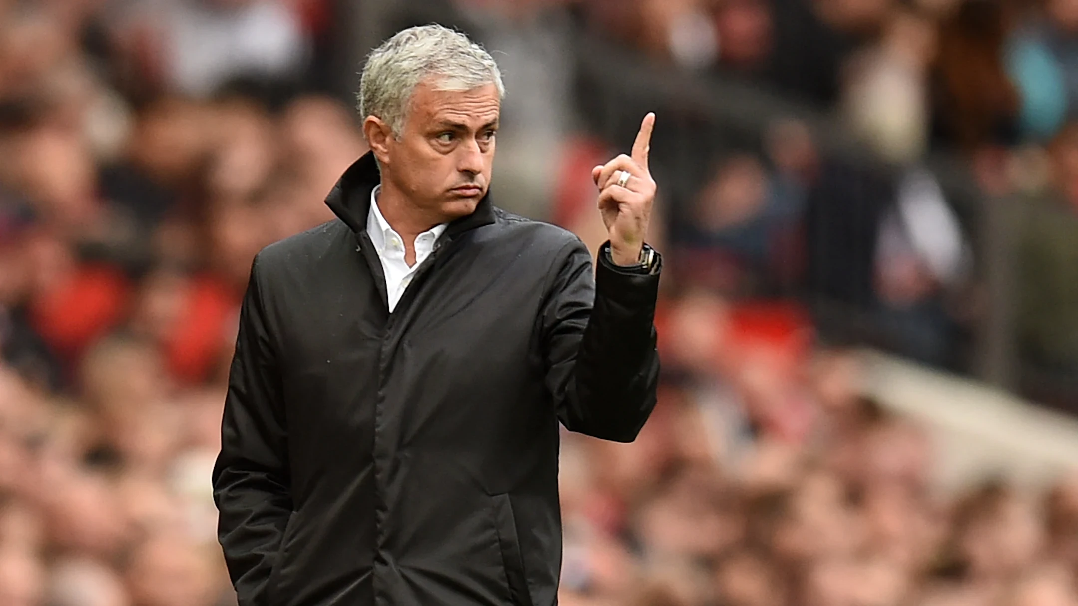 Jose Mourinho muốn được trao lại chức vô địch Premier League cho Manchester United với một phát biểu châm chọc về Manchester City