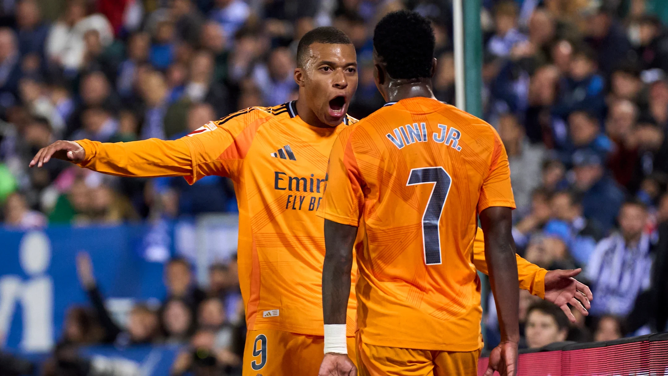 Carlo Ancelotti giải thích sự hoán đổi vị trí giữa Kylian Mbappe và Vinicius Junior tại Real Madrid