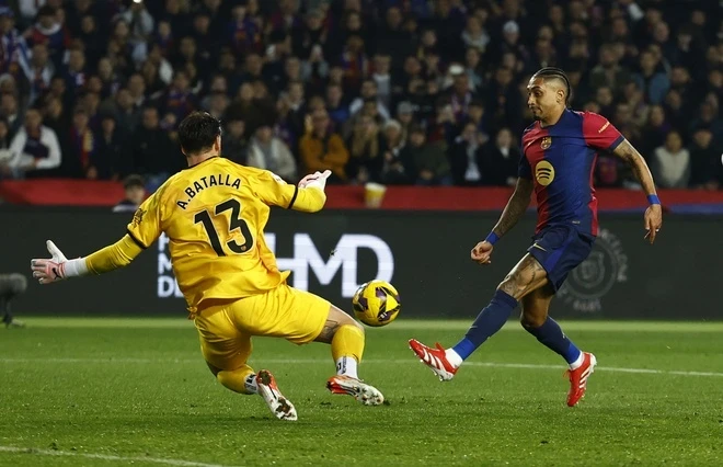 Barcelona chiếm lại ngôi đầu bảng La Liga sau chiến thắng nghẹt thở trước Rayo Vallecano